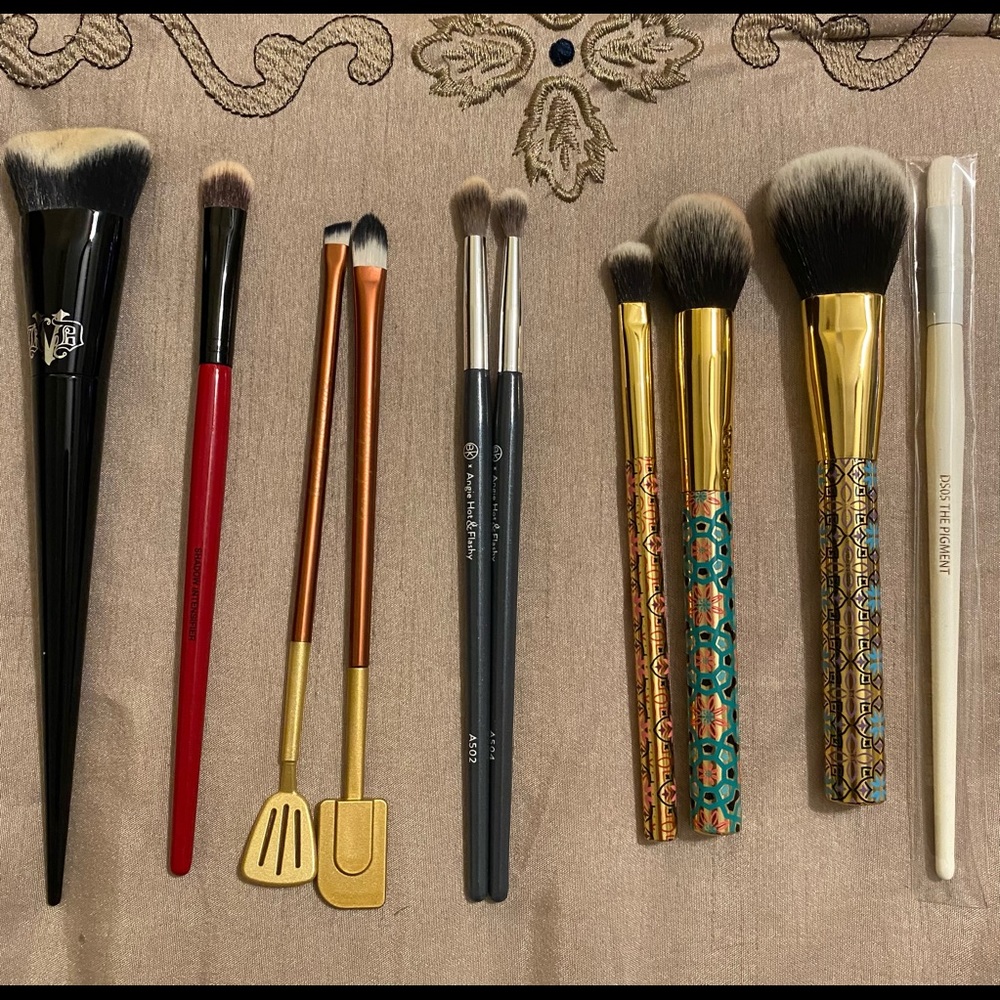 Lot of Makeup Brushes (KVD, BK Beauty, Beauty, Smashbox, Bakerie, Tarte)